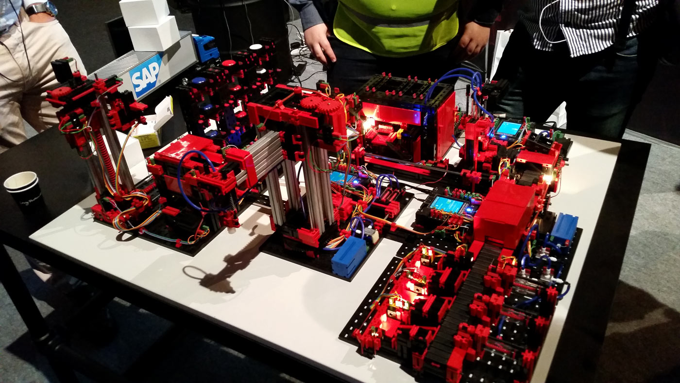 Maquete eletrônica de uma planta fabril, 100% automatizada Maquete eletrônica de uma planta fabril, 100% automatizada