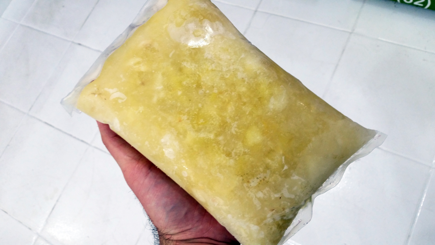 Cupuaçu em barra congelada de 1 quilo.
