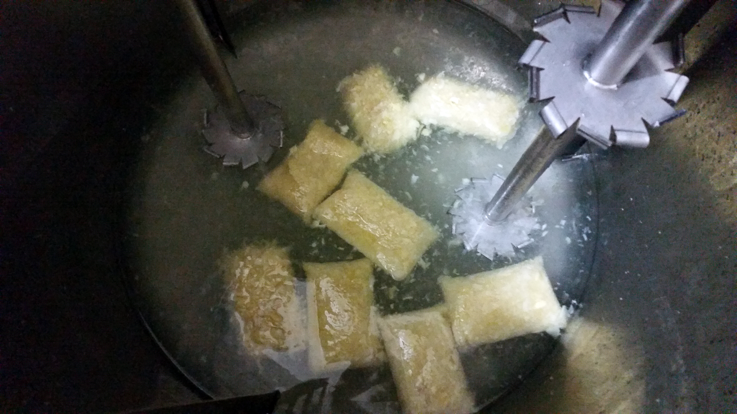 Adicionando o cupuaçu totalmente congelado em barras de 2 quilos 