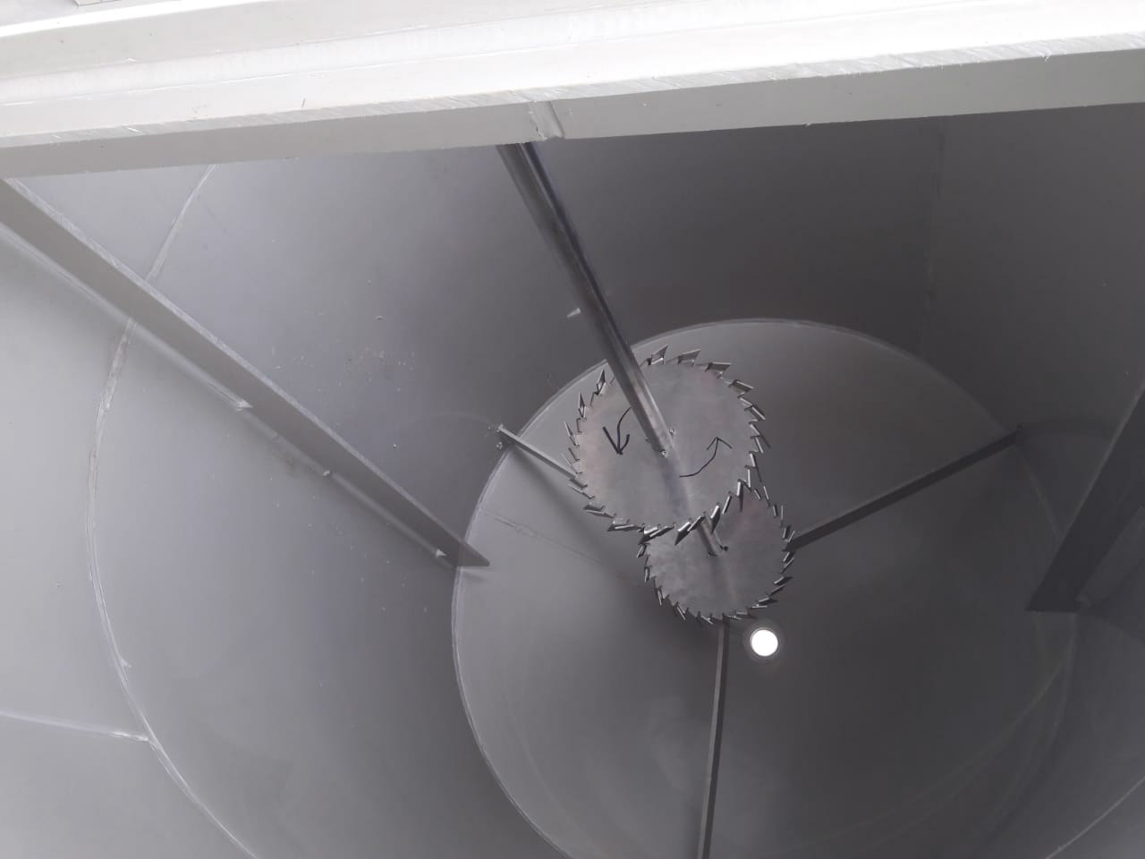 Disco dispersor para alta mistura de pasta base de amaciantes Misturador industrial instalado corretamente