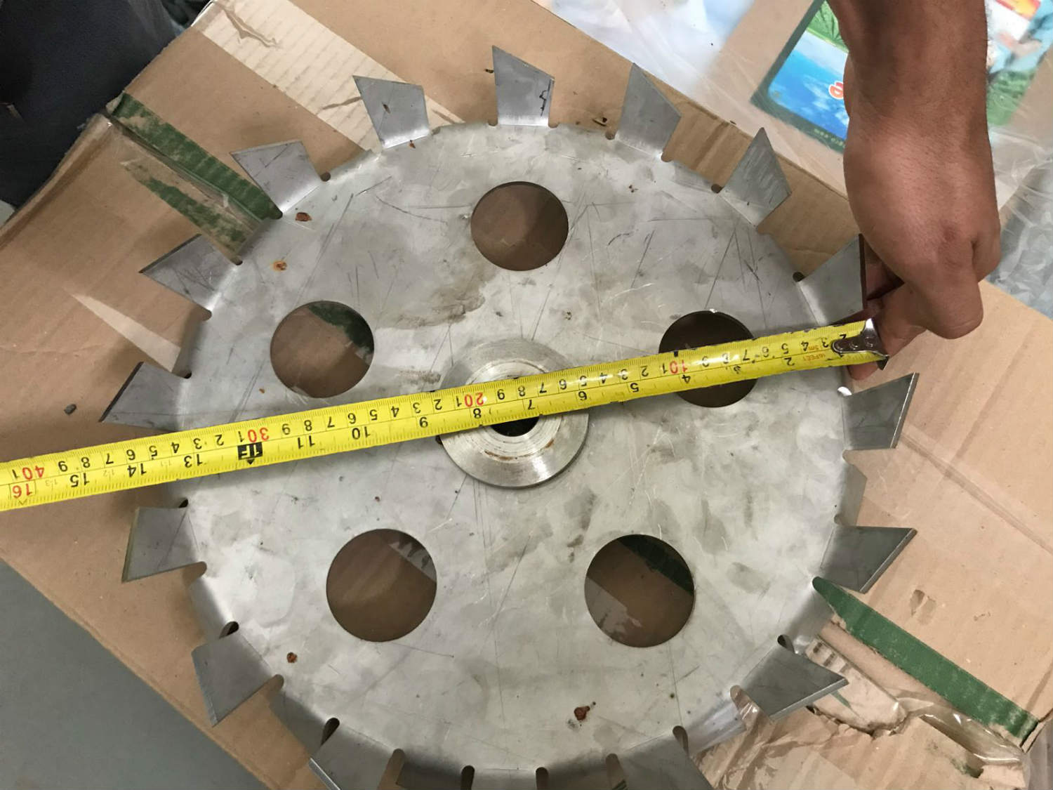 Disco dispersor de tintas mal fabricado com dentes desproporcionais. Misturador industrial mal fabricado