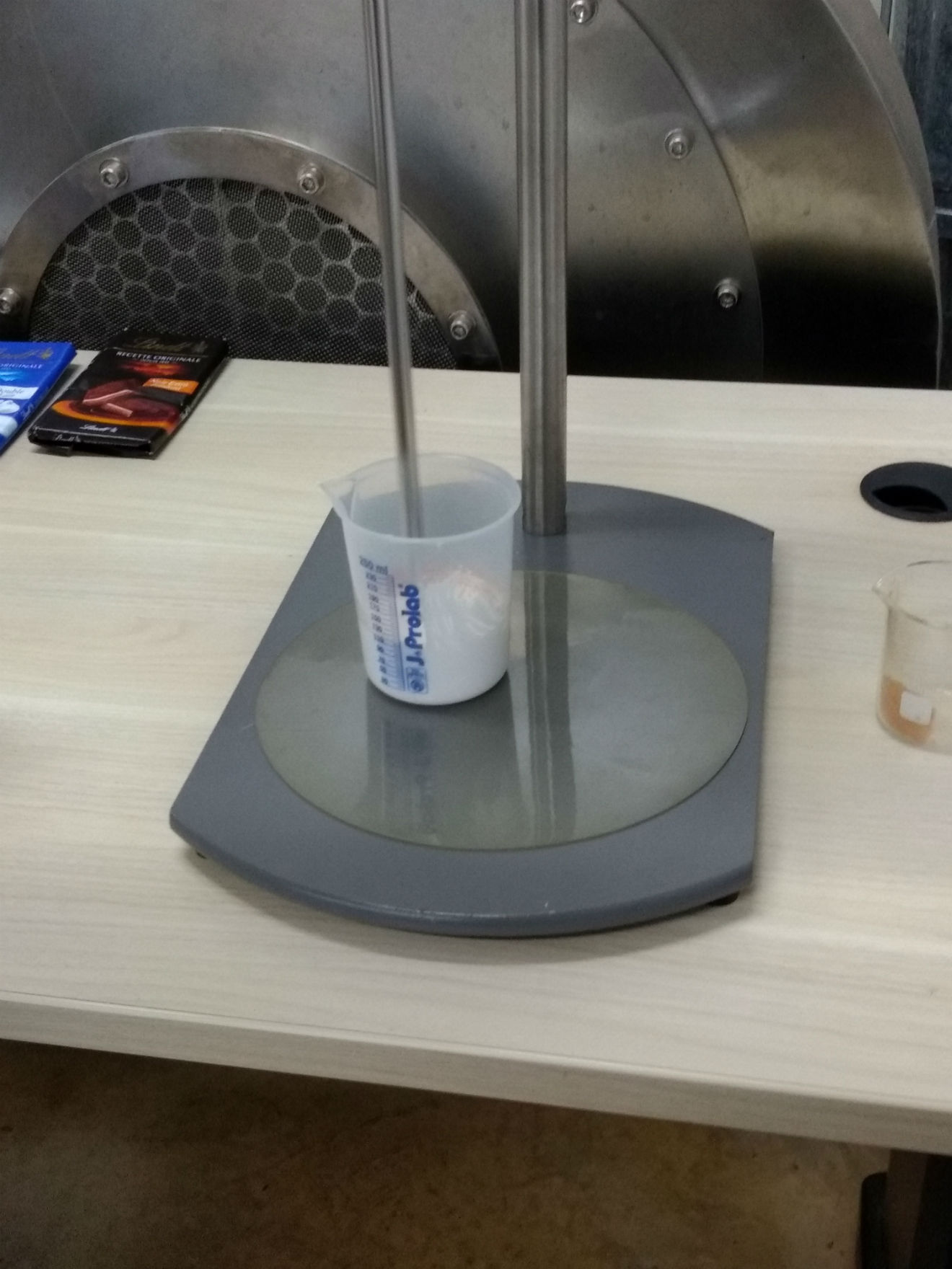 Testes em tintas imobiliárias com misturadores de laboratório na UFTM UFTM - Misturadores de Laboratório para tintas imobiliárias