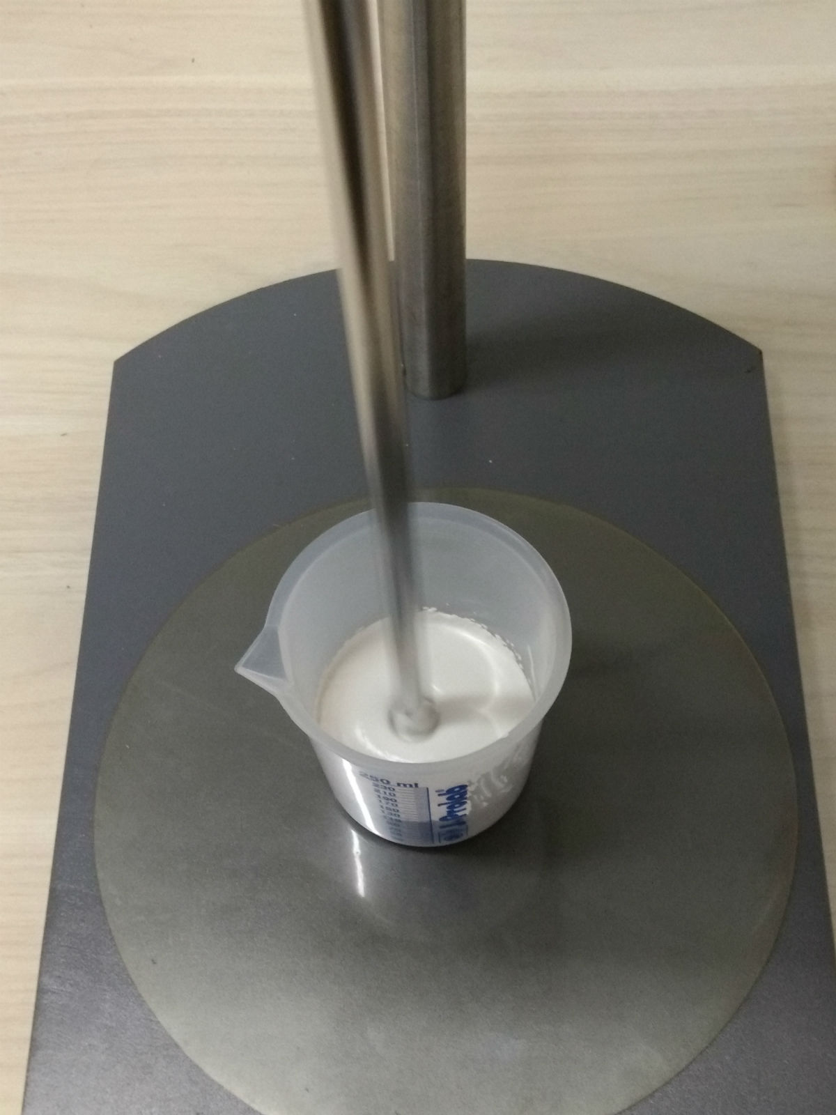 Teste com linha de tintas imobiliárias na laboratórios de Engenharia Química da UFTM. Misturadores de Laboratório para a UFTM
