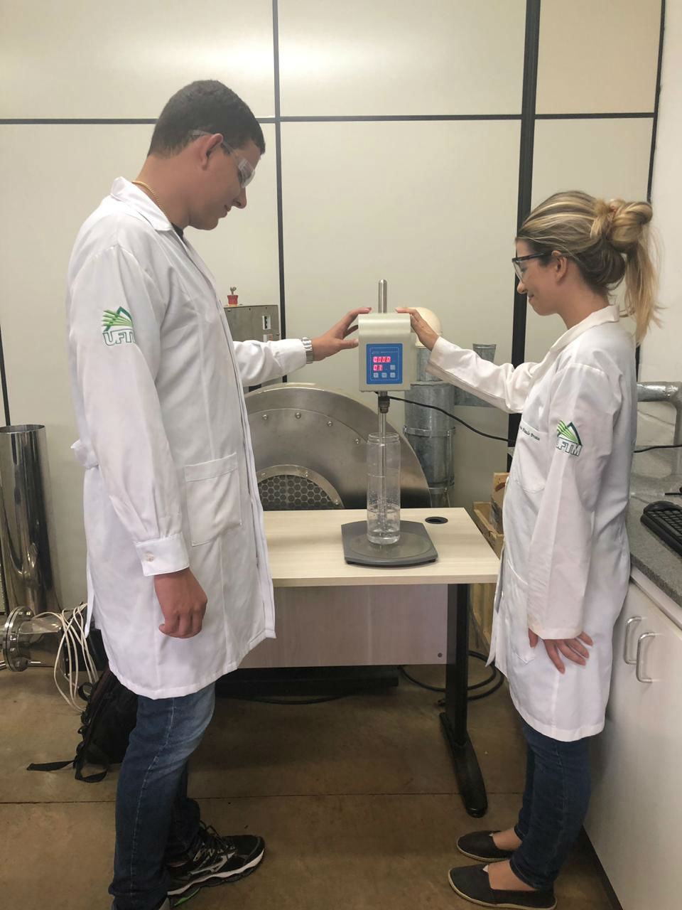 Alunos da UFTM Ana Paula Prata e Lucas Calazans Barzi com misturadores de laboratório UFTM - Misturadores de Laboratorio de Ana Paula Prata e Lucas Calazans Barzi