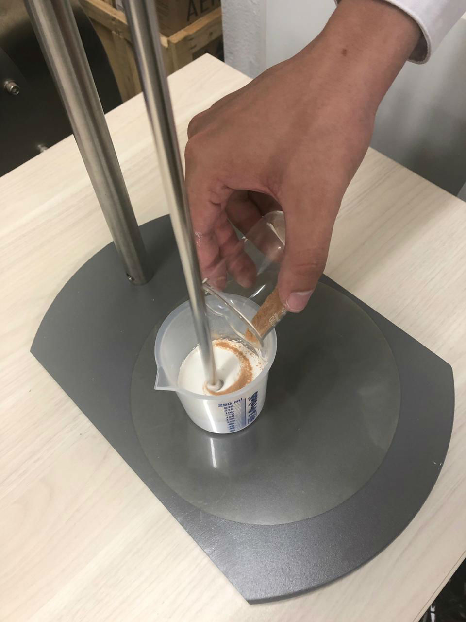 Teste de laboratório na Universidade Federal do Triângulo Mineiro UFTM - Misturadores de Laboratorio para testes de tintas premium
