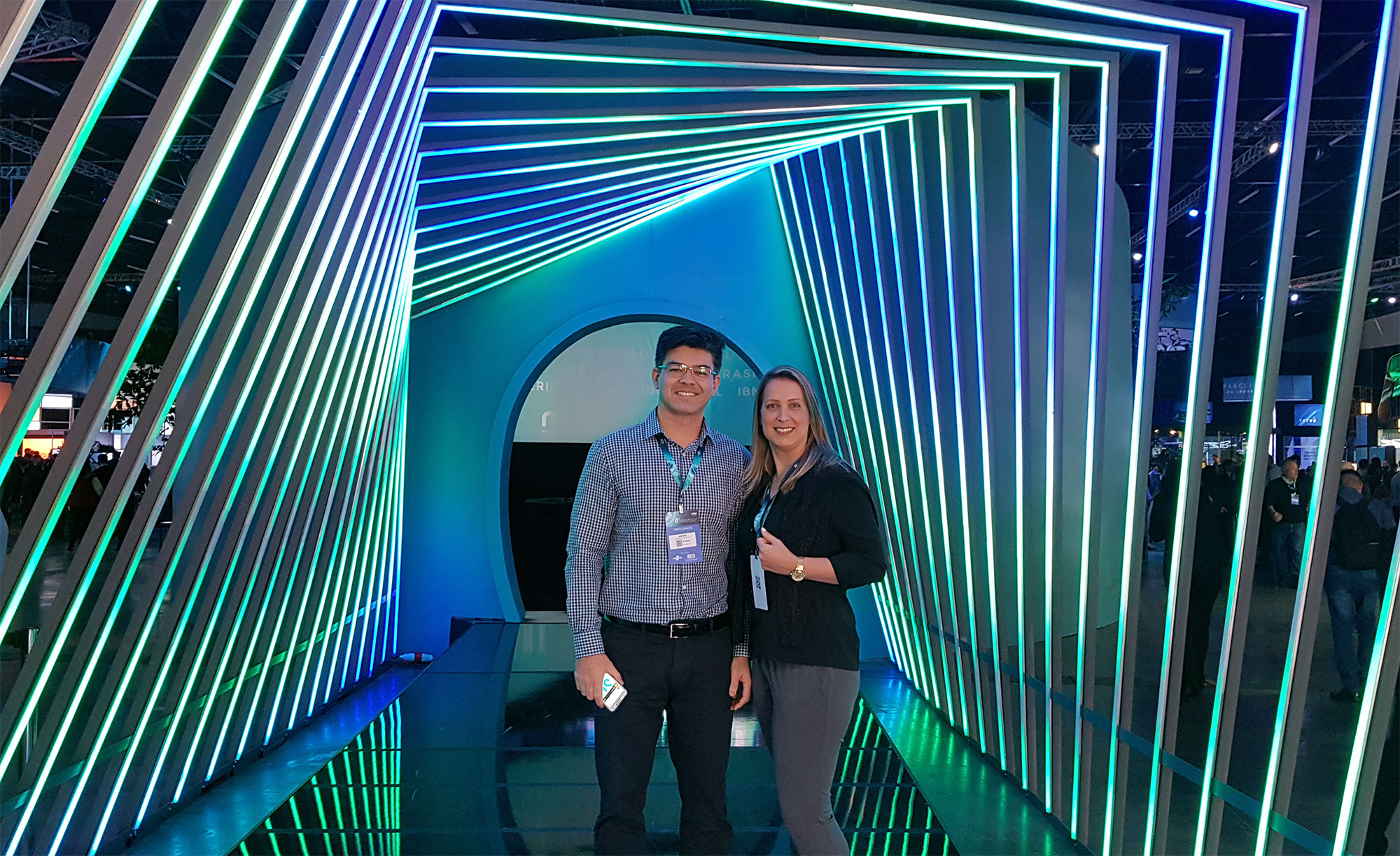 Visitando o 8 Congresso de Inovação na Indústria Henrique Linhares (Gerente de Vendas) e Luciane Pozzobon (Gerente de Operações)
